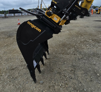 Lightly used - DB12 1200mm digging bucket on S60 pickup with teeth