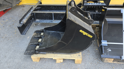 Ex-display- DB06 digging bucket 600mm wide, 200L capacity on S40 pickup with blade over teeth