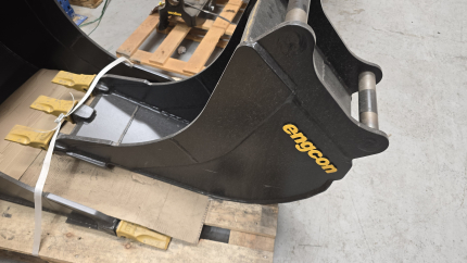 New - DB05 300mm, 60L capacity on S40 pickup with Cat-Style teeth